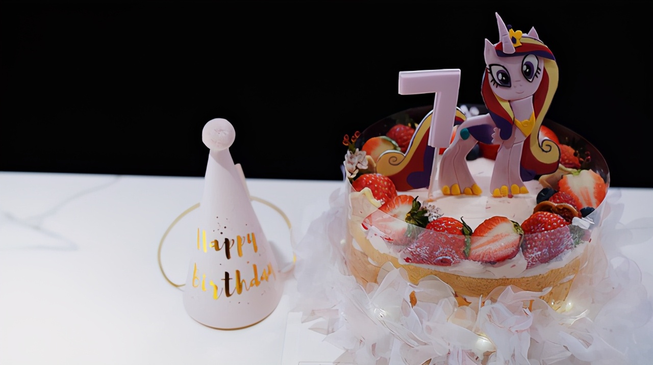 黄磊女儿多多穿长裙聚会,黄磊女儿多多吊带红唇