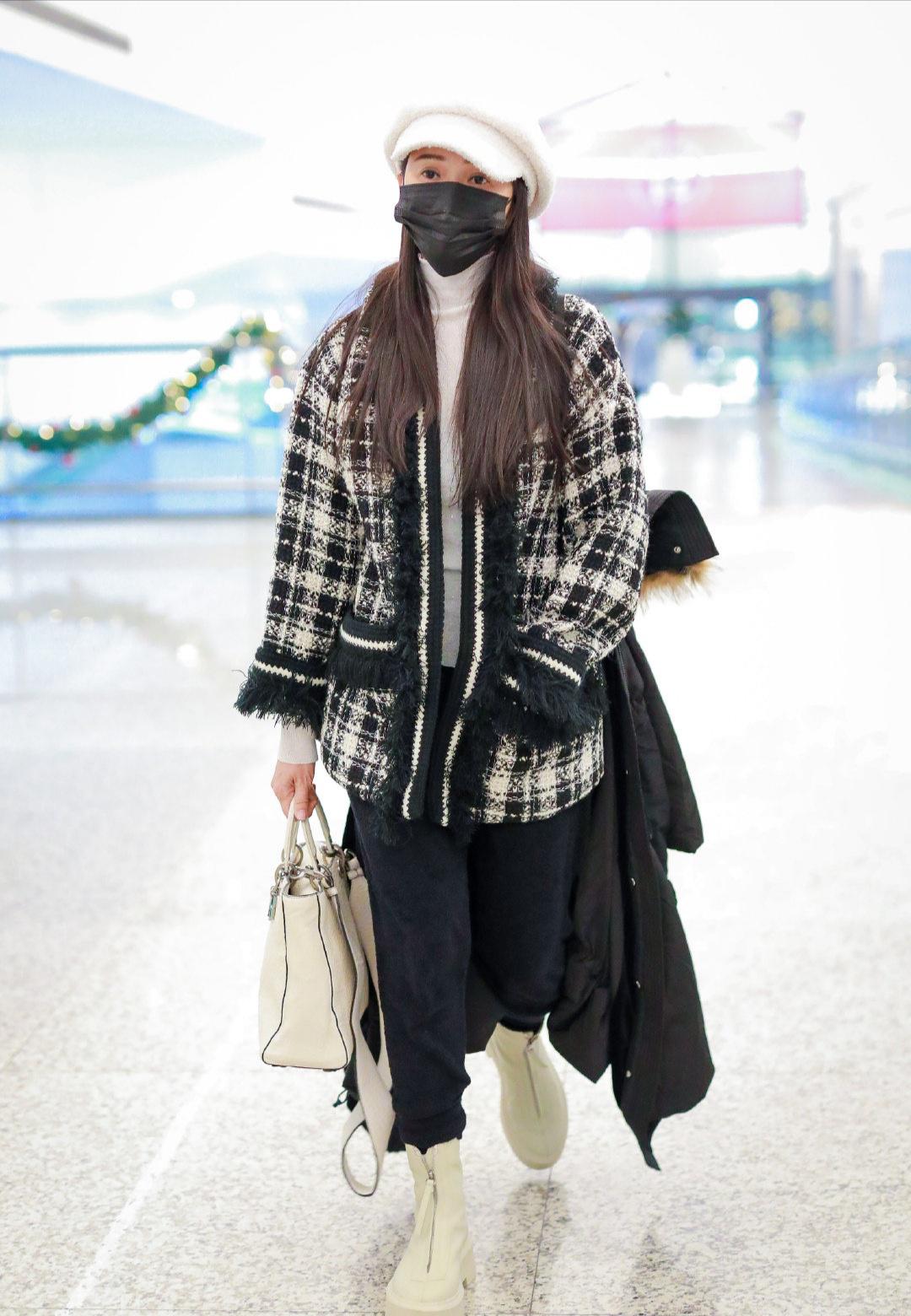 伊能静的穿搭也是非常的减龄的,伊能静减龄穿搭