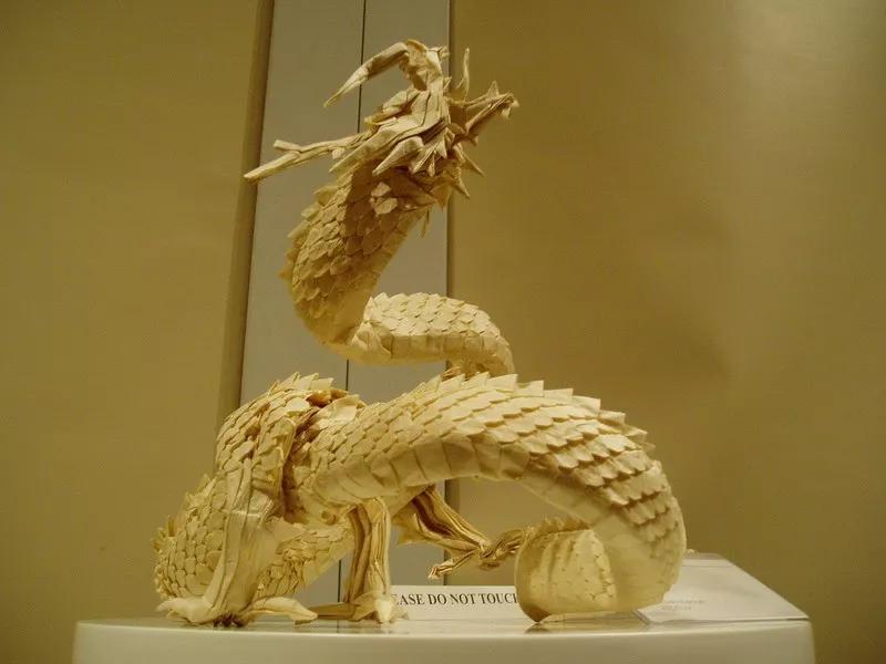 用正方形纸折出的立体中国龙,我们用一张纸做出立体龙