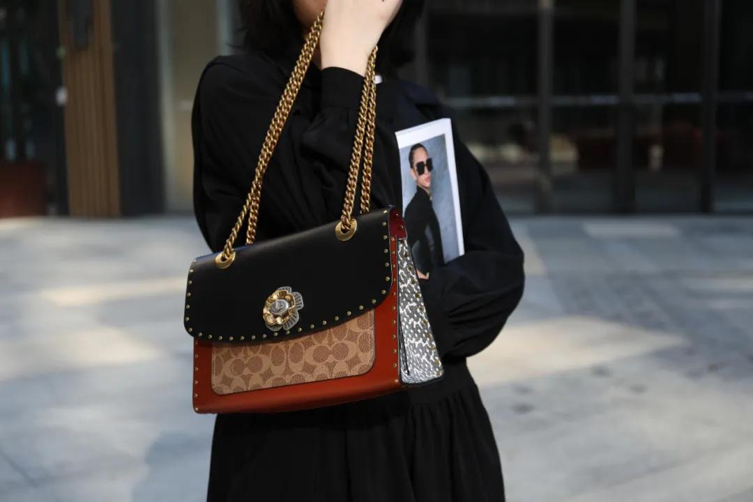 Coach蔻驰最火的3款包包，背上“有钱感”upup