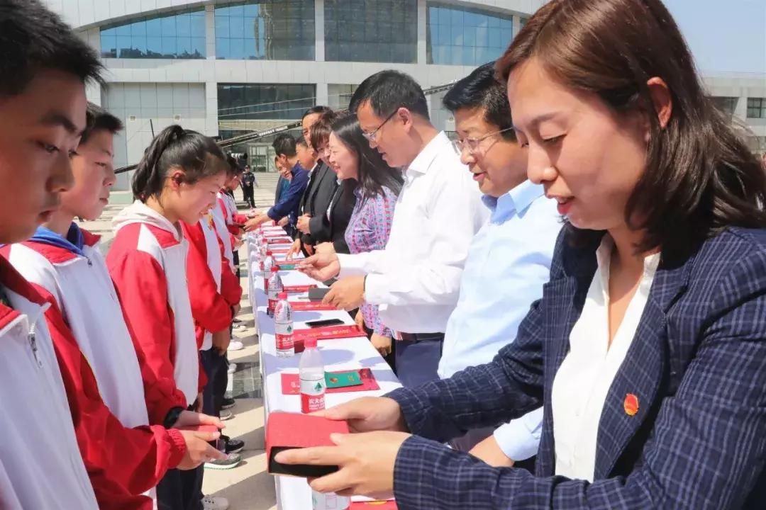 青春永向党建功新时代团日活动,青春心向党奋斗正当时入团仪式