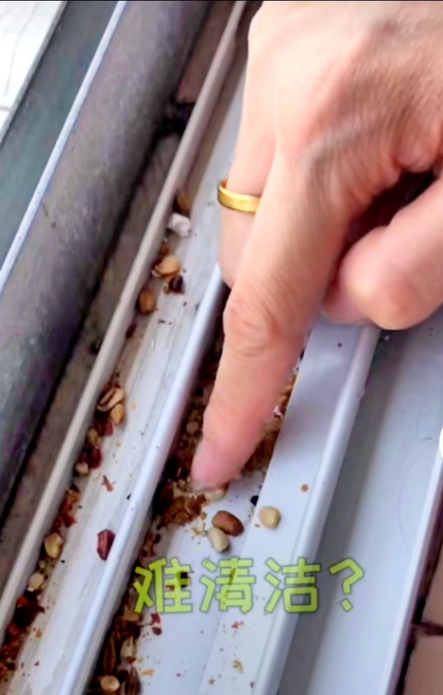 如何清理窗户缝隙里面的灰尘垃圾,怎样用电吹风清理窗户缝隙灰尘