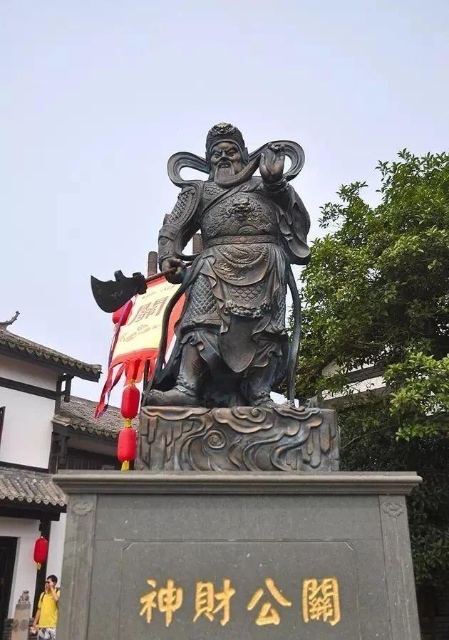 云南石雕关公人物雕像,关公雕像佛纹寓意