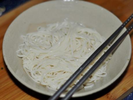 煮面条水开后冷水下锅还是热水,煮面条水开了煮几分钟