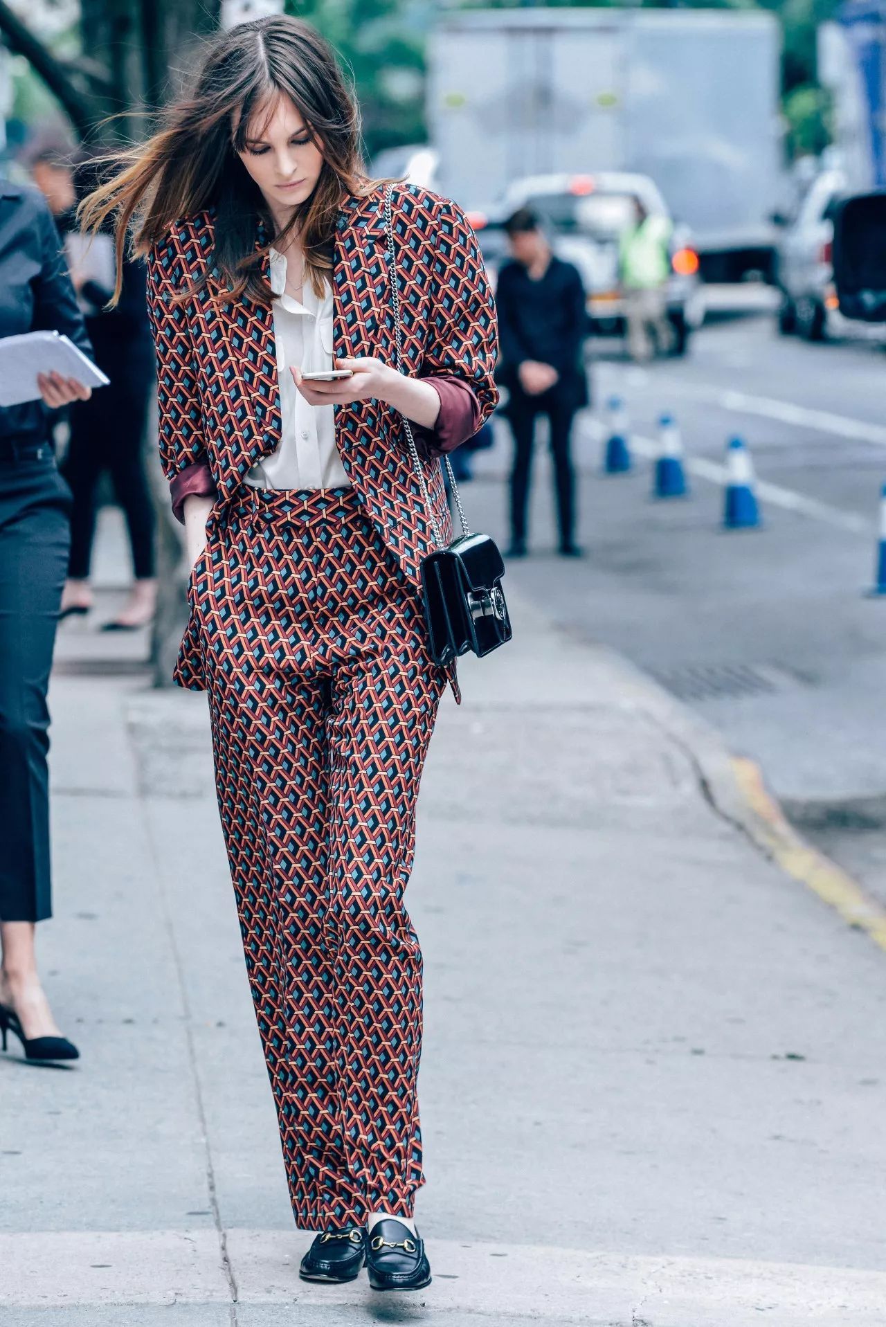 牛仔裤小白鞋这样穿最管用,牛仔裤除了小白鞋还能配什么鞋