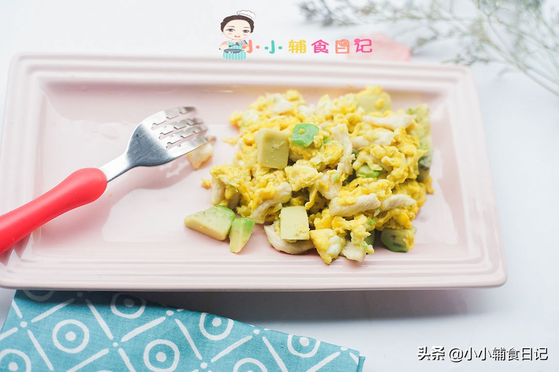 打开了还没熟的牛油果,牛油果第一次吃难吃第二次吃好吃