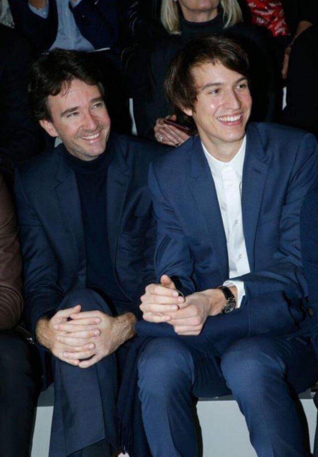 LV老板娘才是低调贵妇，60多岁穿搭朴素，三太子眉眼好像她