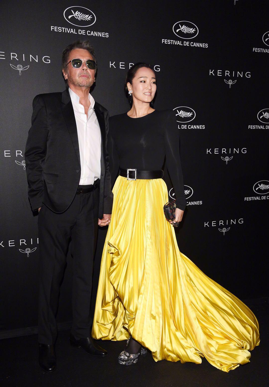 巩俐与丈夫甜蜜牵手威尼斯电影节,巩俐与71岁老公同框穿粉色裙