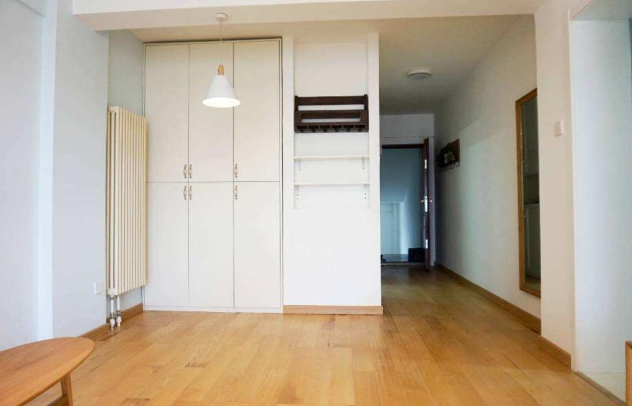 房门红木色好看还是灰色好看,卧室门用红木色好看吗