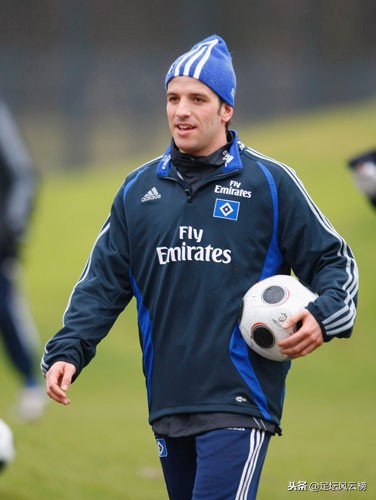 他曾用一记蝎子摆尾式进球震惊世界足坛，今35岁选择正式退役！