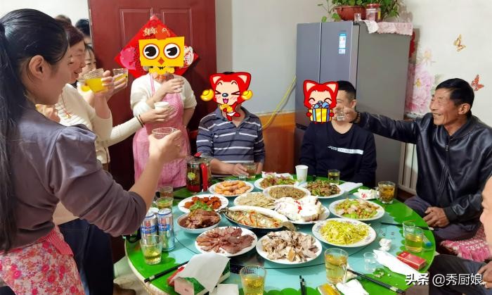 城里女婿帮丈母娘干活,农村女婿给丈母娘晒谷子