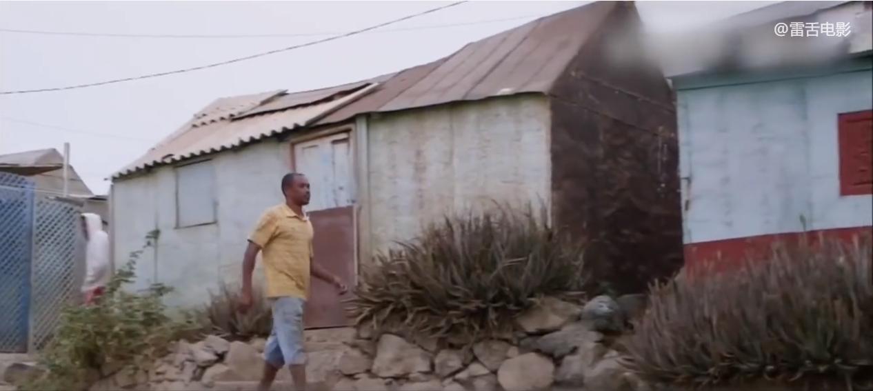 非洲小伙用铁桶建房子,只需要150块,就能拥有一室一厅!纪录片