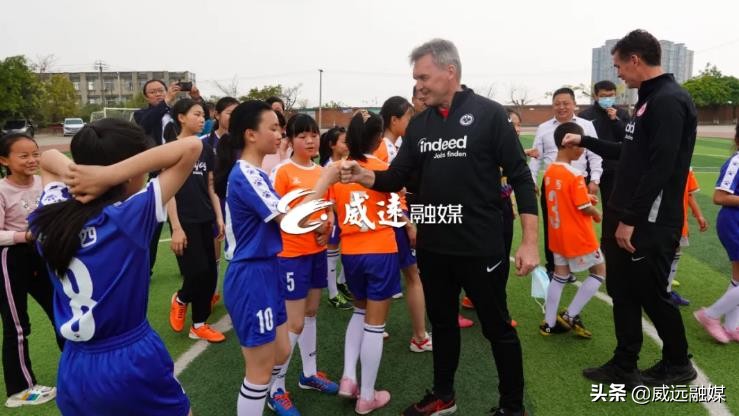 德国足球员来威远县,德国足球大咖进威远校园