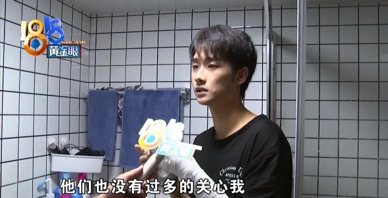 小张被浴室玻璃门割伤手，热搜第一！小伙误打误撞成了网红，刚刚记者又联系了小张