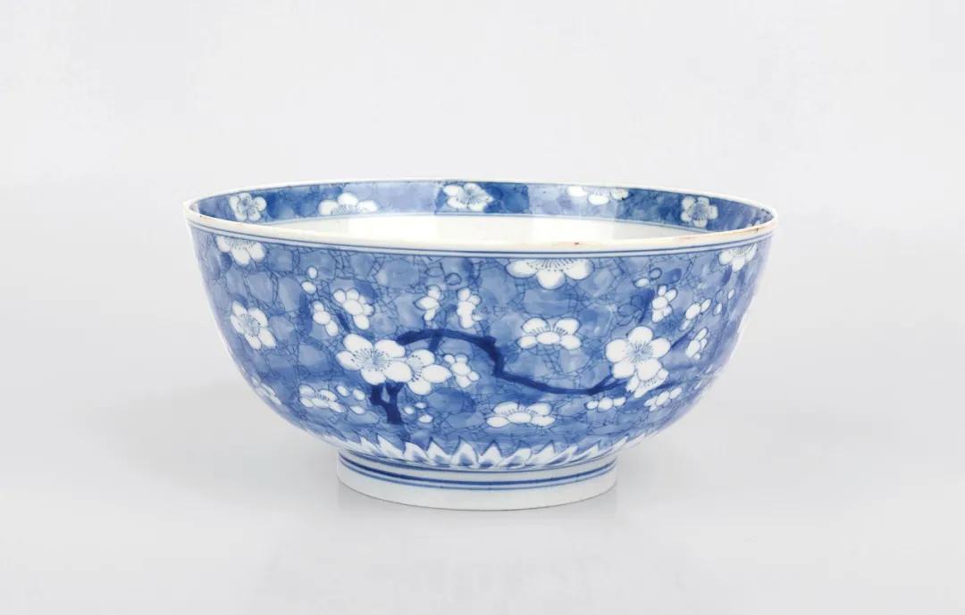 中国人喜欢的瓷器,康熙款青花加彩冰梅纹罐