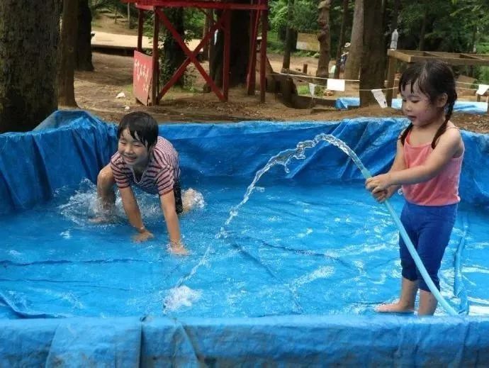 动刀抡锤，玩火涉水，这样的公园为何还能吸引那么多父母？