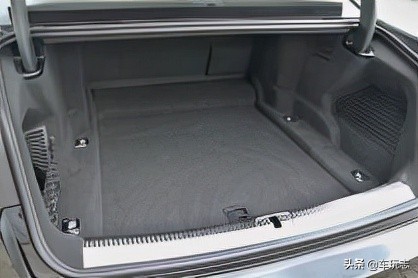 奥迪s82021款60tfsi尊贵版,2022款全新奥迪s83.0t