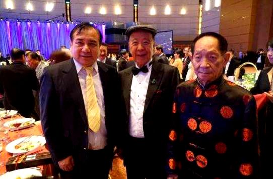 一瓶生发精仨首富，他开上了中国第一辆法拉利，名字还曾上太空！