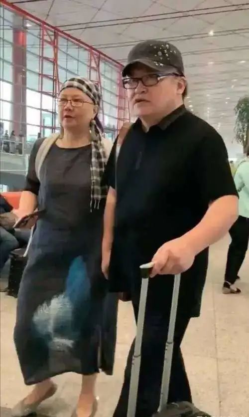 刘欢戴丝巾拍照姿势 (刘欢的老婆正面照)