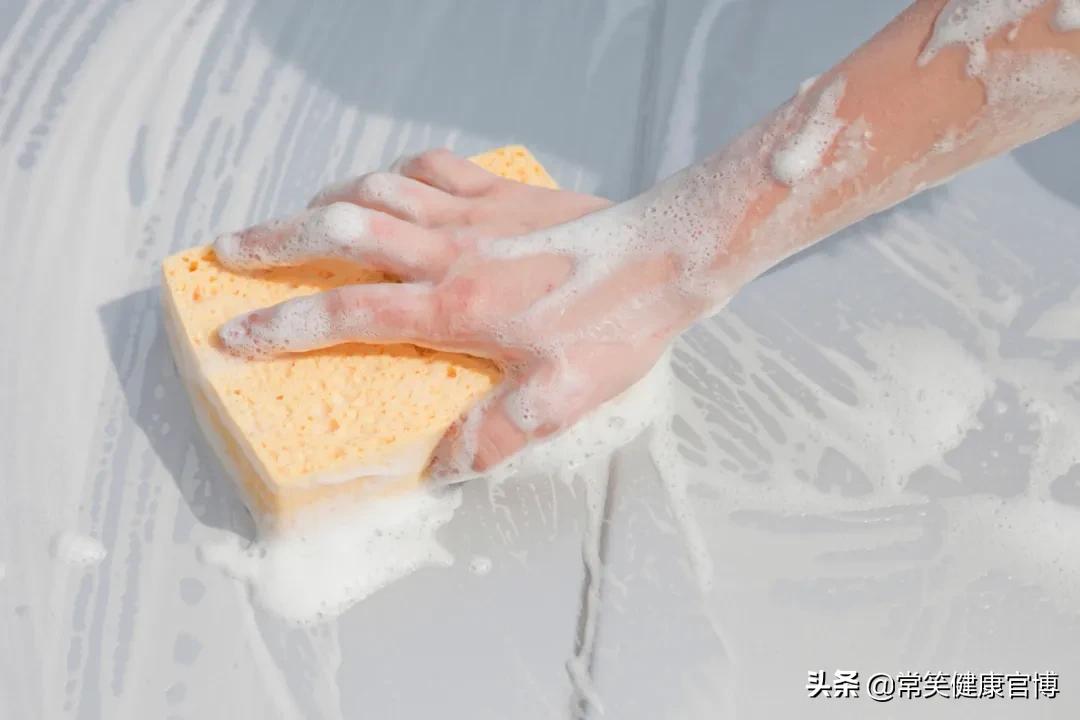 痒痒的透明小水泡是什么,痒痒的小红点有水泡怎么回事