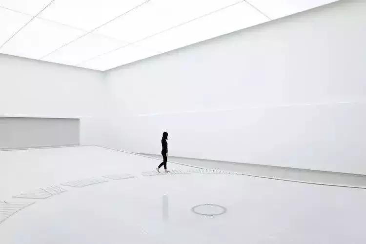 它比虚无的黑洞更黑，让全世界的瞳孔无法聚焦