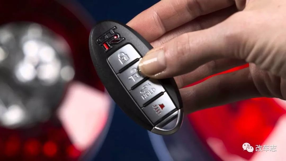 掏出这把骚气的GT-R钥匙后，妹子上我的车了！