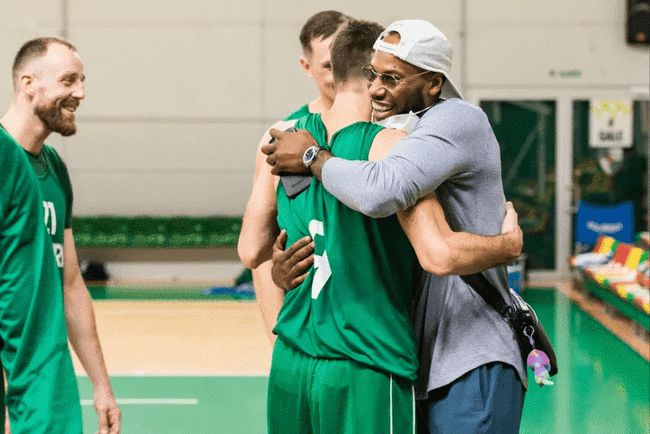 威姆斯暂不归队,威姆斯跟广东球员握手