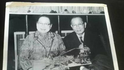 世事如书我只爱你,世事如书我只爱你这一句讲的什么