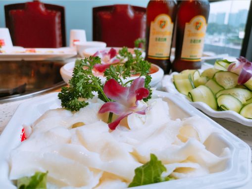 左手鲜香麻辣，右手尺颊生香！8荤6素~成都锦城大院火锅4人99元