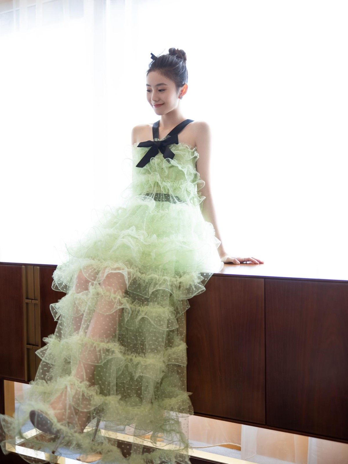 刘浩存红毯秀腿,刘浩存黑西装短裤造型