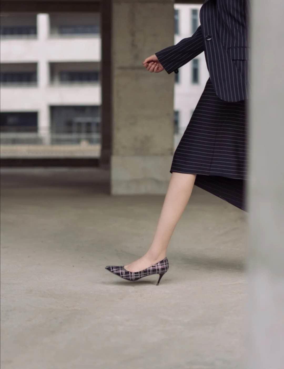 轻文艺风穿搭芭蕾舞鞋,今年流行的增高小白鞋