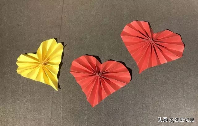 看别人剪新年剪纸很好看,怎么用剪刀来剪新年剪纸