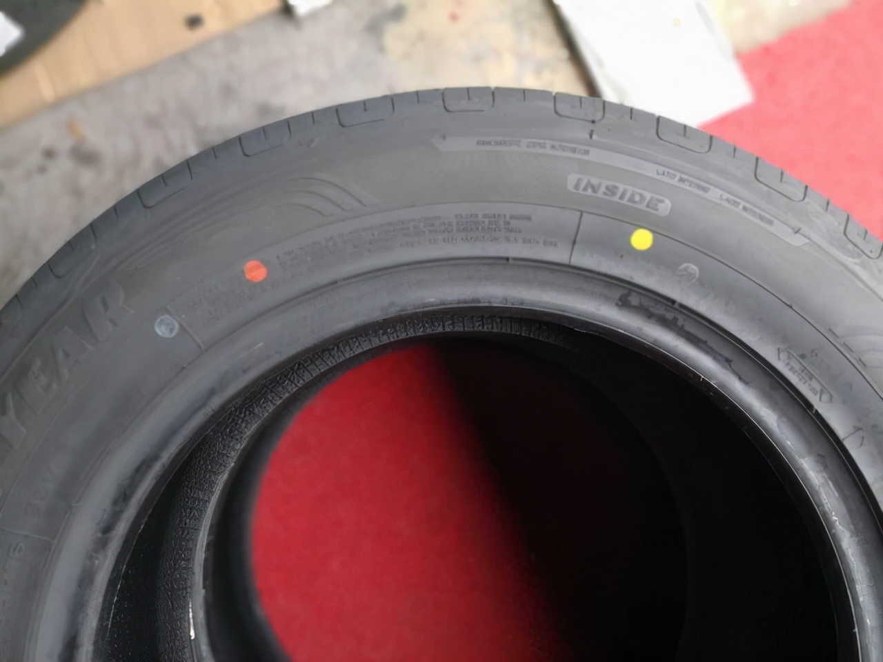 轮胎的黄点和红点有什么含义,轮胎外侧的红白点是什么意思