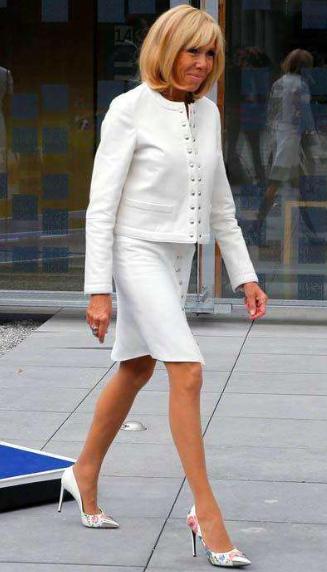 日本第一夫人也这么拼？大冬天光腿穿大衣，结束访问回东京太闪耀