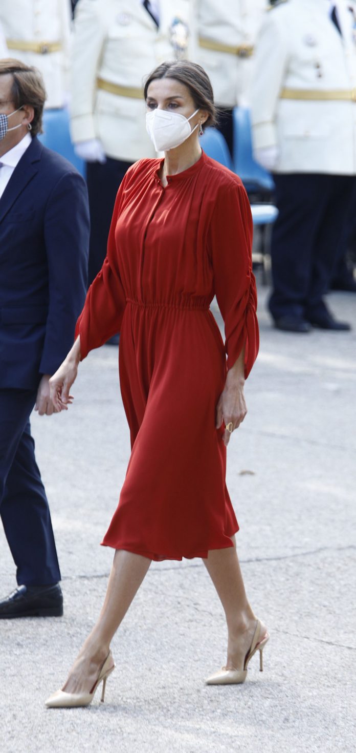 这是想开了?穿惯了Zara的莱后穿万元菲拉格慕红裙,也太美了吧