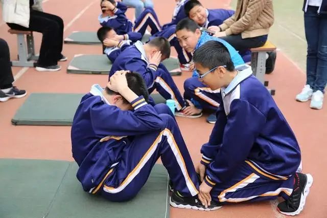 小学生穿41码鞋正常吗,女儿11岁穿35码的鞋子正常吗