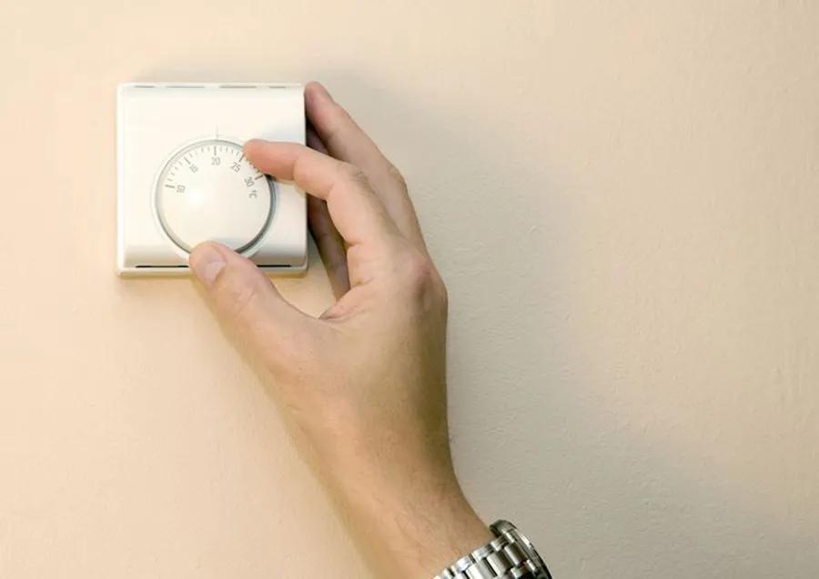 塑料暖气管道冬天冻住了怎么解冻,冬天水管冻住了怎样快速的解冻