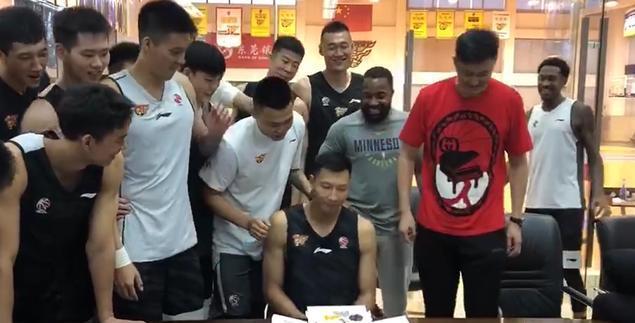 2011易建联从nba回归cba首秀,cba易建联算一哥吗