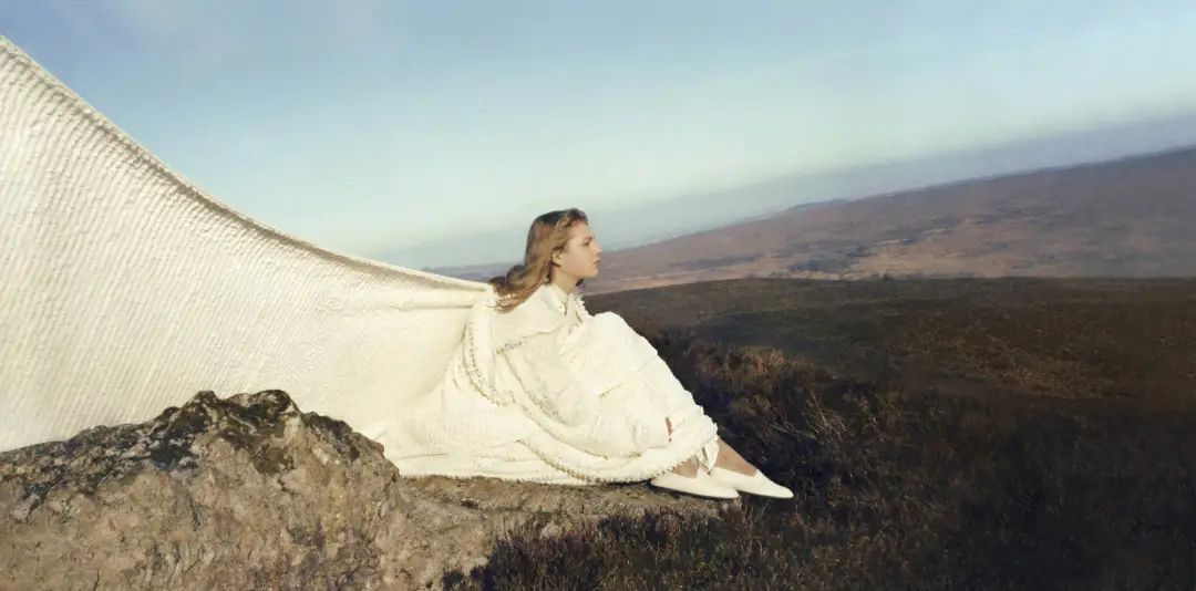 一件衣服卖2400元,一件衣服卖1000美元