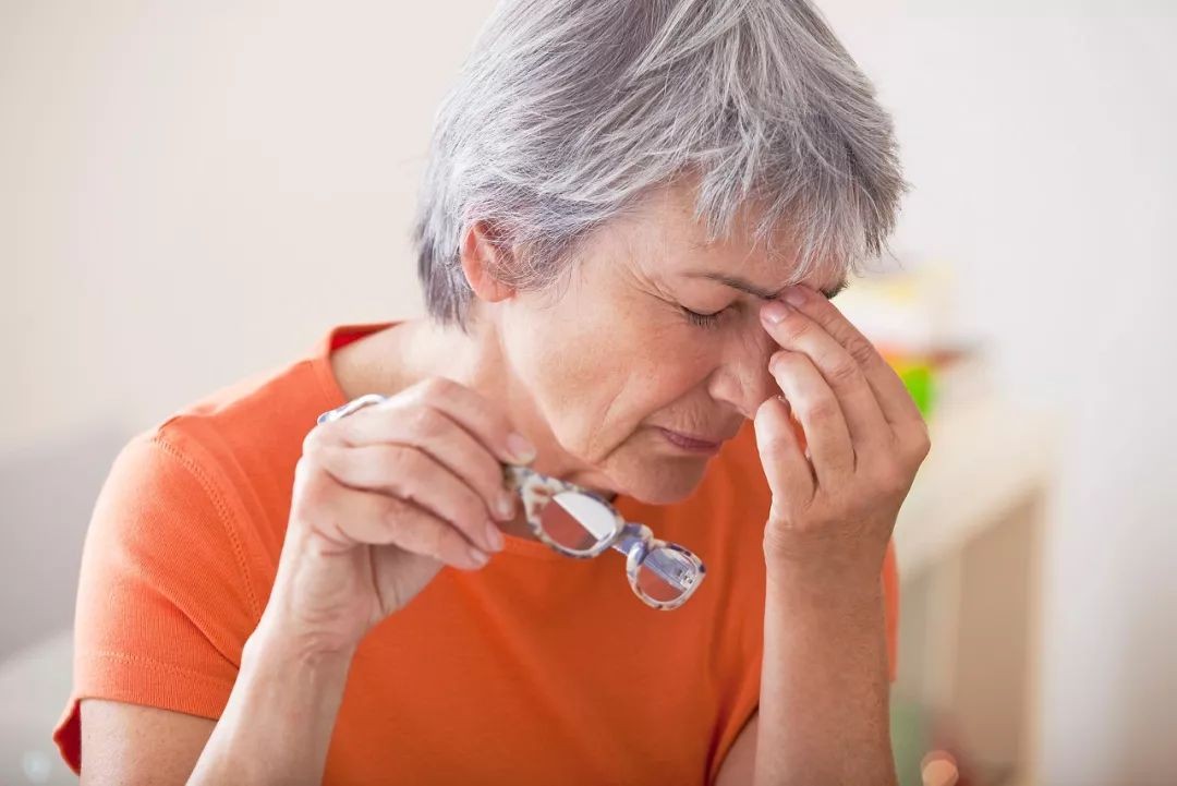 乙肝患者眼睛干涩易疲劳没精神,乙肝每天睡不醒感觉很疲劳怎么办