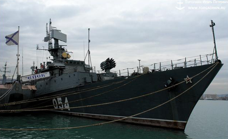 捡了大便宜!俄舰与货船相撞,舰艏红星掉落,竟成货船水手战利品