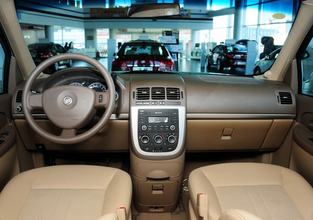 2004年二手别克gl8商务车报价,2010款别克gl8陆尊二手多少钱