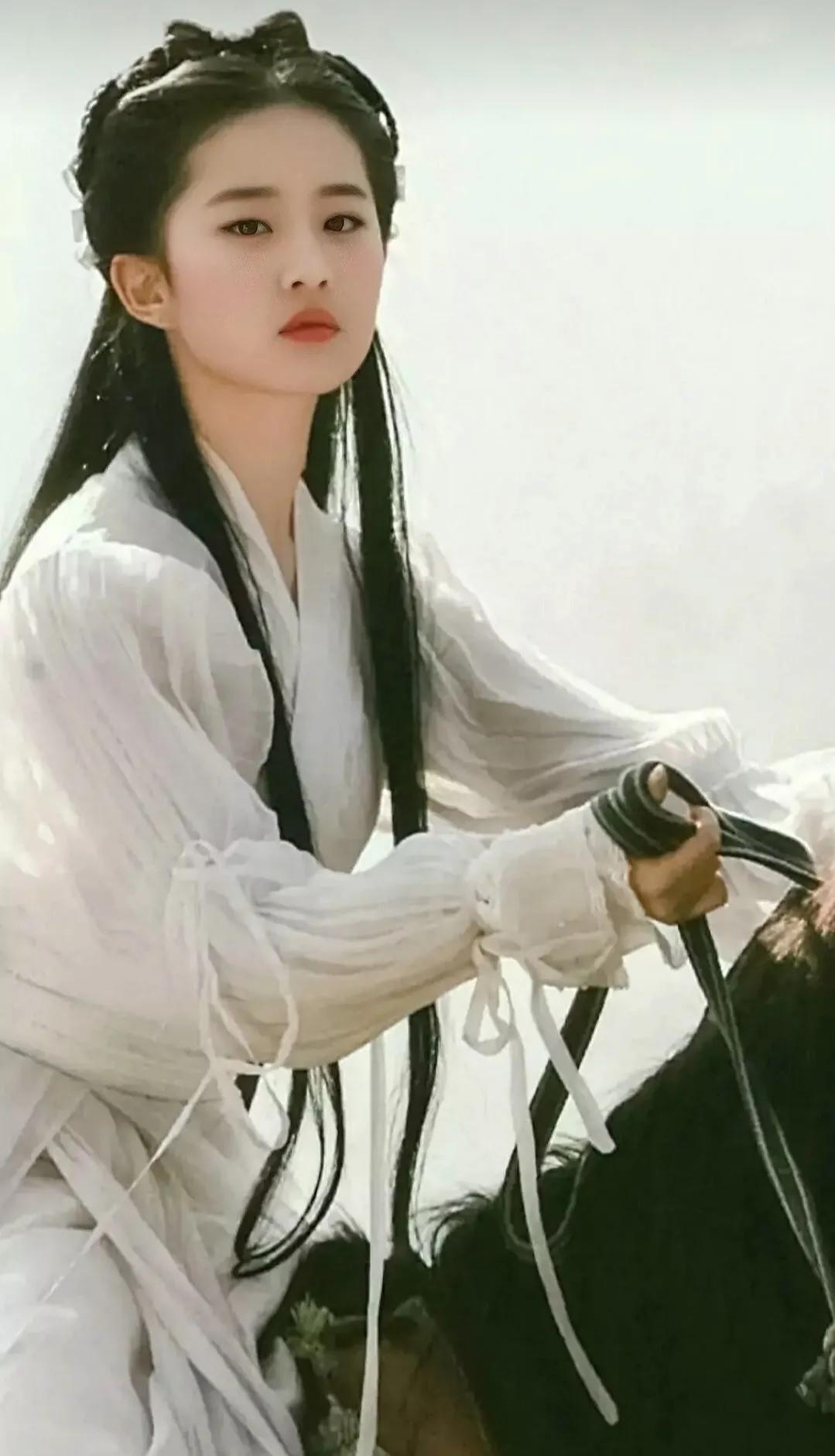 假借拍戏之名公然“揩油”,摸胸、抓臀、脱外衣,该管管了