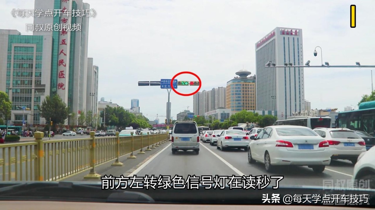 红绿灯路口行人闯红灯用不用礼让,路口遇到红灯怎么解决