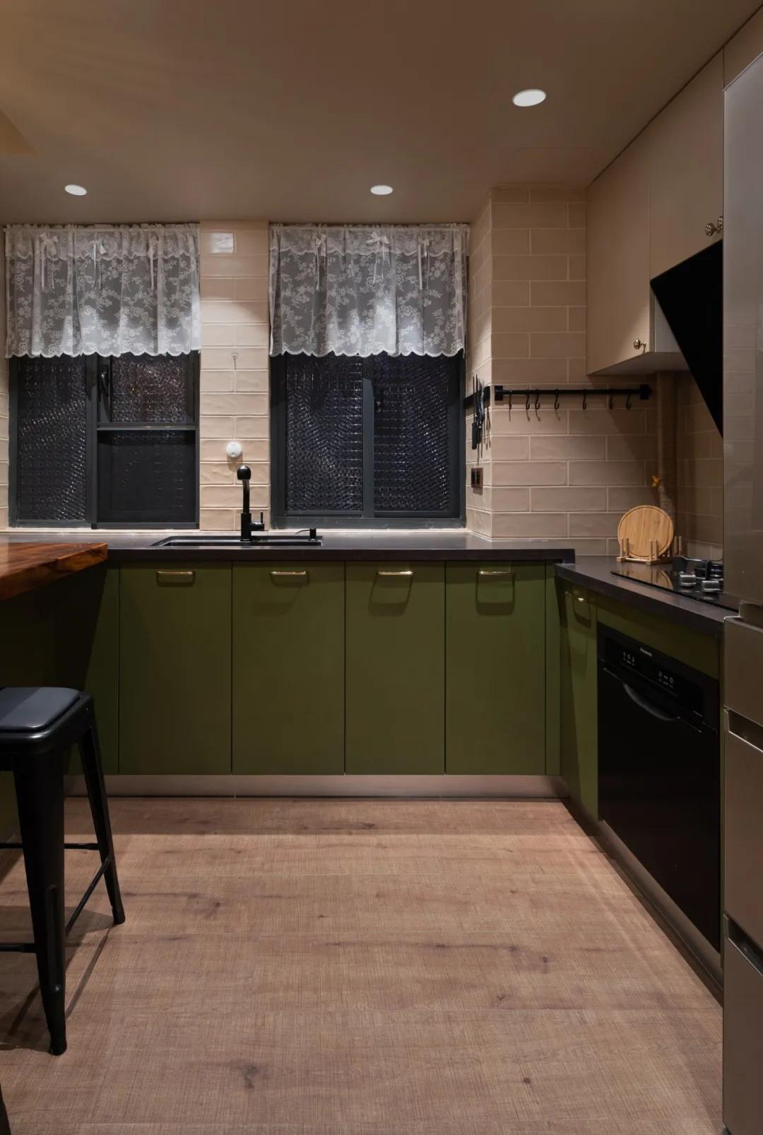 60㎡温暖精致复古风一人居,在小空间里,悦心而居