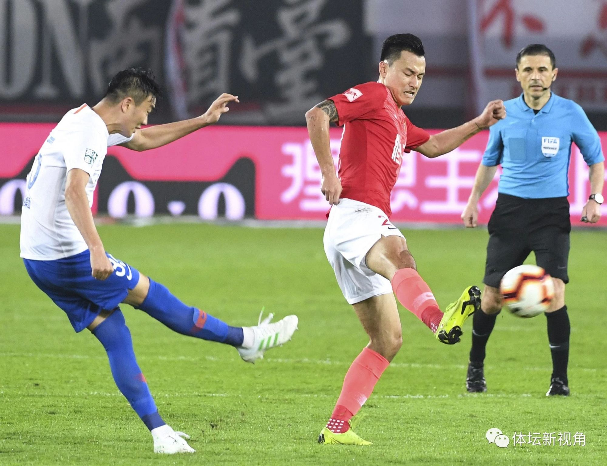 足球记者评前国脚退役,争议言论引发球迷愤怒,天才陨落引人怜惜