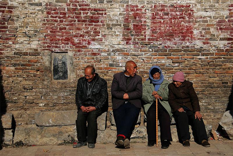 男孩买不起AJ被同学嘲笑，到处旅游看过世界就算见过世面了吗？