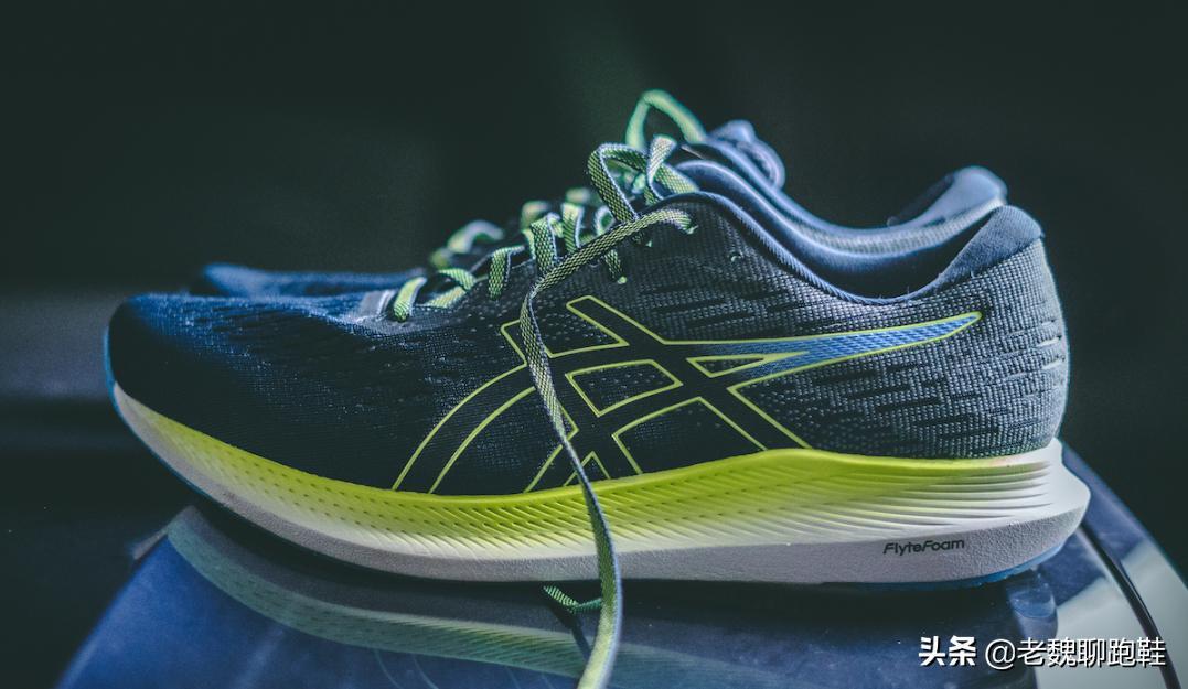 跑鞋不要买多少克的,新手选择轻的跑鞋还是稳定的跑鞋