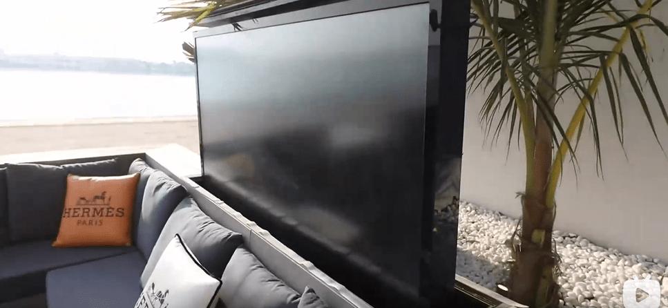 迪拜男子奋斗十年买下劳斯莱斯,迪拜小伙卖掉劳斯莱斯买法拉利