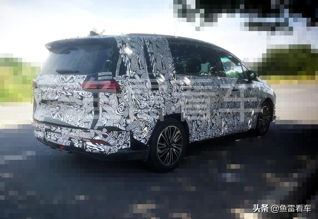 答案揭晓,竟是东风柳州全新MPV,前大灯比预想的还要出彩